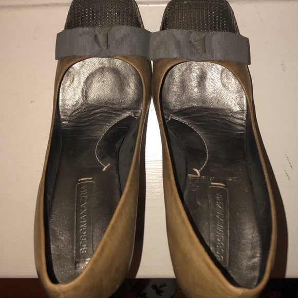 BCBG chain link and leather heel - Picture 3 of 4